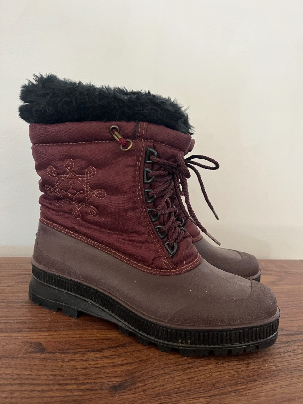 SOREL Maroon Embroidered Lace Up Duck Boots Felt Lined Insulated Outdoors sz 7